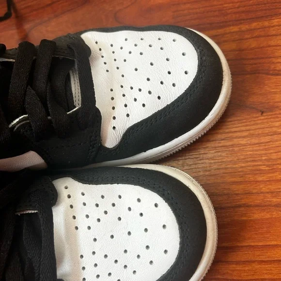 Nike Air Jordans Black and White High-Top Sneakers in crackle leather - Picture 8 of 15